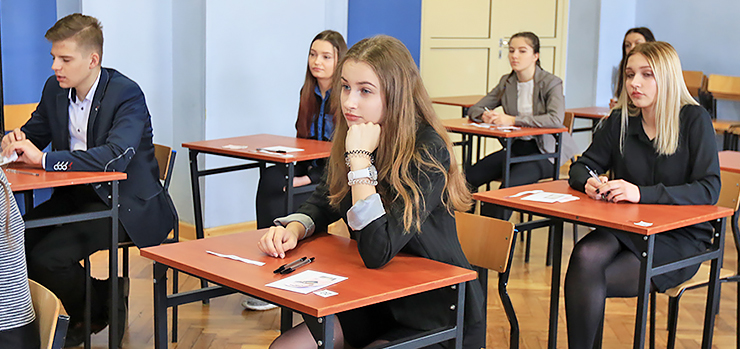 "Trochę się stresujemy, ale będzie dobrze". Gimnazjaliści rozpoczęli egzamin