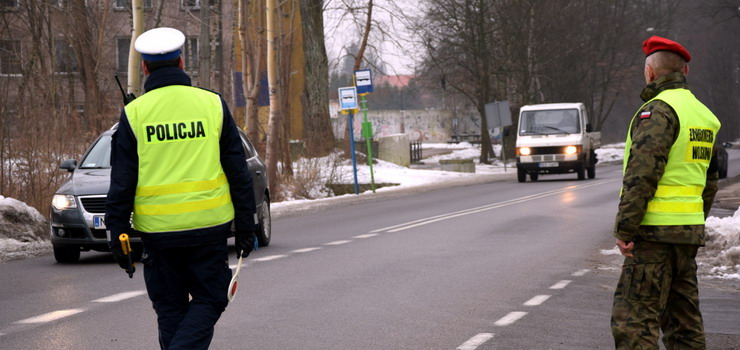 Wyprzedza na przejciu i na „podwjnej cigej”. Prawo jazdy mia od miesica