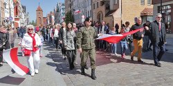 "Dzisiaj elbl��anie s� bia�o-czerwoni". 2 maja �wi�tujemy Dzie� Flagi RP
