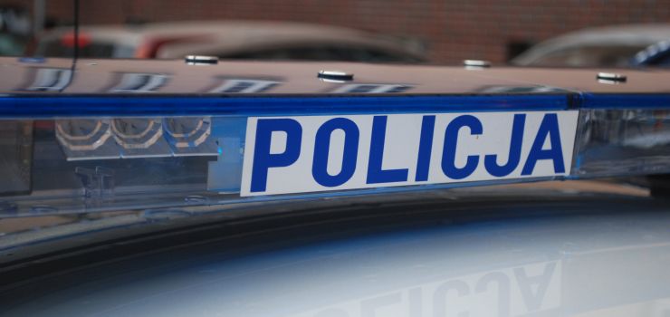 "Samochód stanął mi na drodze, więc go zniszczyłem". Policjanci zatrzymali wandala