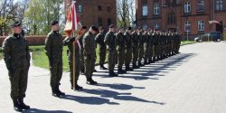 Bia�o-czerwona za�opota�a na wietrze