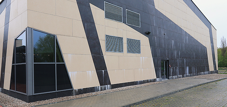 Dolinka z zaciekami. Co się dzieje z elewacją centrum wodnego?