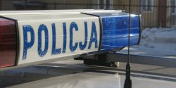 M�czyzna utkn�� w meblu. Policjanci pomogli 24-latkowi wydosta� si� z wersalki
