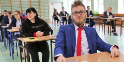 Maturzy�ci zmierzyli si� dzi� z kr�low� nauk - matematyk�. Zobacz zdj�cia z III LO