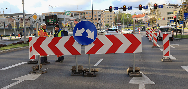 Spore utrudnienia w centrum. Skrzyżowanie 12 Lutego z Grota Roweckiego częściowo nieprzejezdne