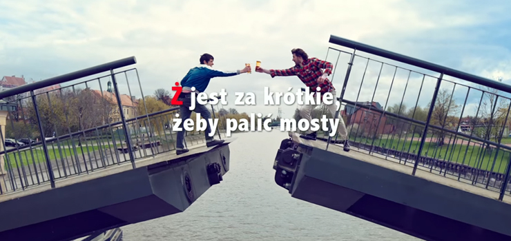 Elbląg ponownie w spocie reklamującym piwo. Zobacz jaką rolę odegrał w nim Most Wysoki!