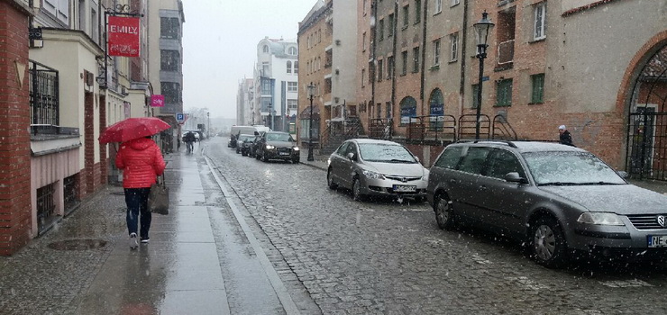 Maj, a za oknem pada nieg. "Nie pamitam w swoim yciu takiej sytuacji"