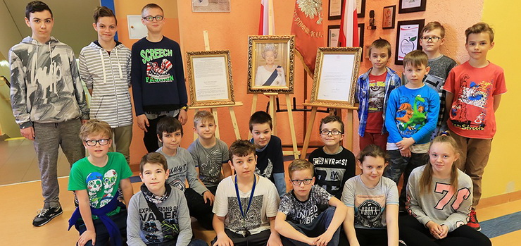 Pracownicy i uczniowie SP 23 napisali list do Królowej Anglii. Elżbieta II właśnie im odpisała!