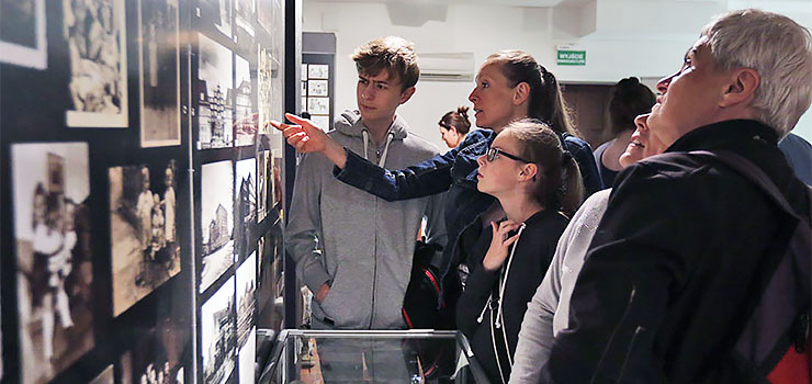 W mundurze, z żołnierską piosenką na ustach... Zobacz jak wyglądała Noc Muzeów w Elblągu