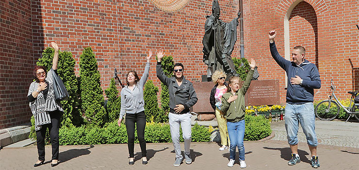 Elblążanie zatańczyli dla Jana Pawła II. Fishmob na Starym Mieście