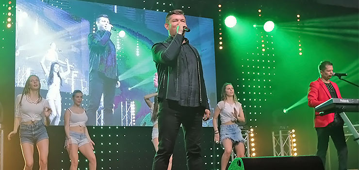 Zenek Martyniuk podbił serca elblążan. Zobacz, jak się bawiono podczas koncertu zespołu Akcent