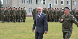 W Braniewie Antoni Macierewicz �egna� I zmian� Polskiego Kontyngentu Wojskowego �otwa