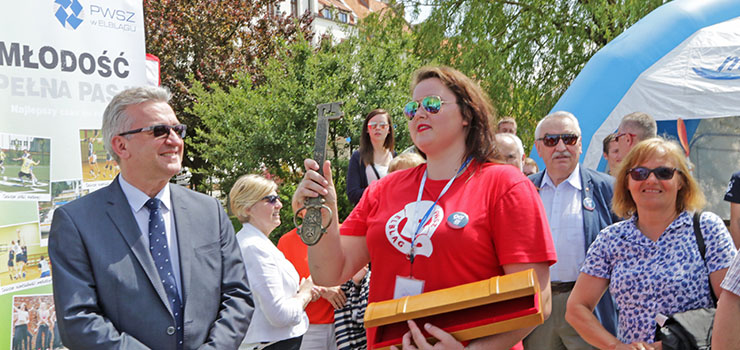 Studenci przejęli miasto. Zobacz jak wyglądała parada i walka kajakarzy o wiosło rektora PWSZ