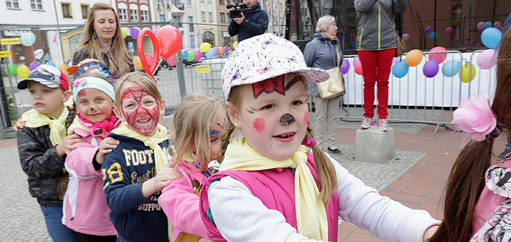 Starówka znalazła się w rękach dzieci. Najmłodsi elblążanie świętują Dzień Dziecka