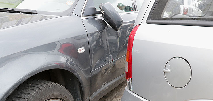 Niecodzienna kolizja na Odzieżowej. Opel astra stoczył się ze wzniesienia i uderzył w audi