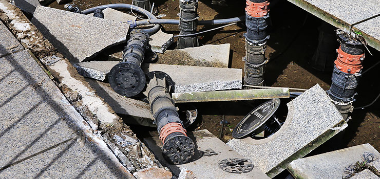 Fontanna na starówce została zniszczona. Kierowca nie wiedział, na co wjechał?