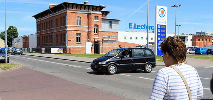 "To kopalnia pieniędzy z mandatów". Kierowcy nie stosują się do nakazu skrętu na Żeromskiego