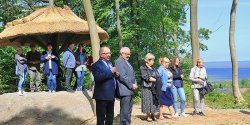 Panorama Zalewu Wilanego z histori w tle. W Suchaczu otwarto nowy punkt widokowy