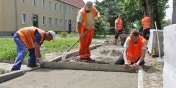 Z roku na rok popaday w coraz gorszy stan. Chodniki na Grottgera doczekay si remontu