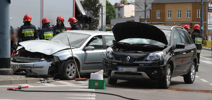 Wypadek na skrzyżowaniu przy szkole muzycznej. Obie kierujące twierdzą, że jechały na zielonym świetle