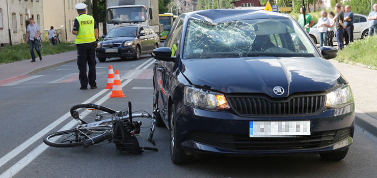 Rowerzysta potrcony na ul. Robotniczej. W szpitalu mczyzna walczy o ycie