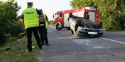Dachowanie na Mazurskiej. Kierowca moda kobieta odwieziona do szpitala