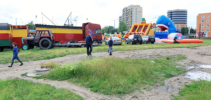 Zamiast budowy 16-piętrowego wieżowca, mamy wesołe miasteczko. Co dalej z terenem po Porto 55?