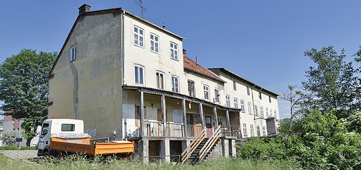 Na swoj kolej czekay kilka dugich lat. W wakacje z ul. Traugutta znikn kolejne dwa stare budynki