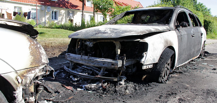 Nocny pożar dwóch samochodów na Hodowlanej. Całkowitemu spaleniu uległ vw passat
