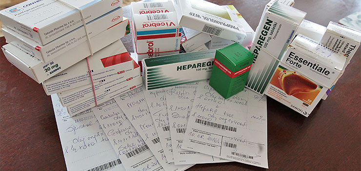 Farmaceuci wydają je sporadycznie, seniorzy spodziewali się większych oszczędności. Kto korzysta z darmowych leków?