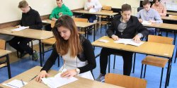 Z angielskiego elbl��anie wypadli �wietnie, gorzej z matematyk�. Znamy wyniki egzaminu gimnazjalnego