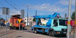 Tramwaje przesta�y kursowa�, bo... koparka zerwa�a lini� tramwajow�