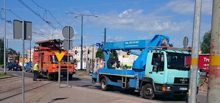 Tramwaje przestay kursowa, bo... koparka zerwaa lini tramwajow