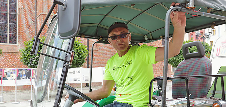 Zwiedza Polskę traktorem. Dziś zawitał do Elbląga