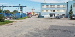 Dziury, wyboje i nierówności. Czy droga w fabryce domów doczeka się w końcu remontu?