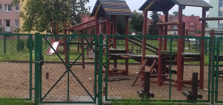Plac zabaw przy ul. Malborskiej zamknięty na kłódkę. Jeszcze w wakacje będą się tu bawiły dzieci?