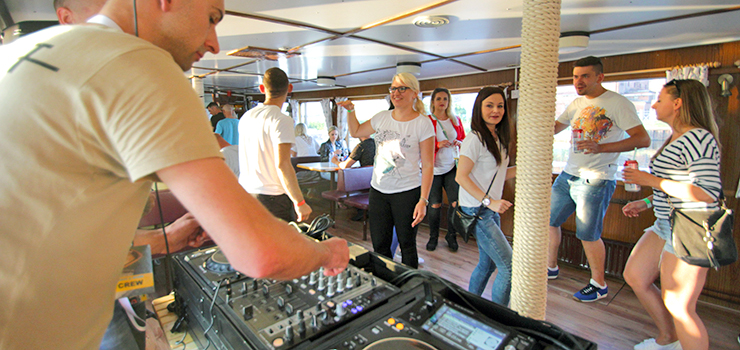 Zobacz zdjęcia z nietypowego rejsu po rzece Elbląg. „Staramy się zbudować scenę techno”