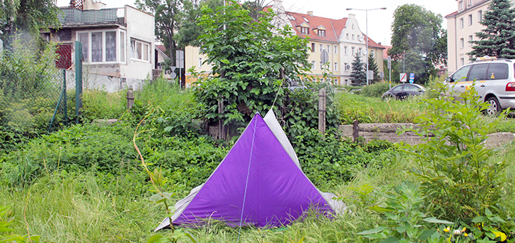 Bezdomny rozbi namiot w centrum miasta. Koczuje tak ju od kilku lat