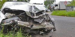 Gro�ne zderzenie ci�ar�wki z bmw na Mazurskiej