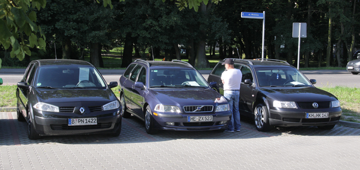 Nowy parking na Piłsudskiego zajmują handlarze samochodów. Nie wszyscy chcą płacić za giełdę