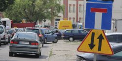 Zamieszania w rejonie ul. Powstacw Warszawskich cig dalszy. Kierowcy nie patrz na nowe oznakowanie