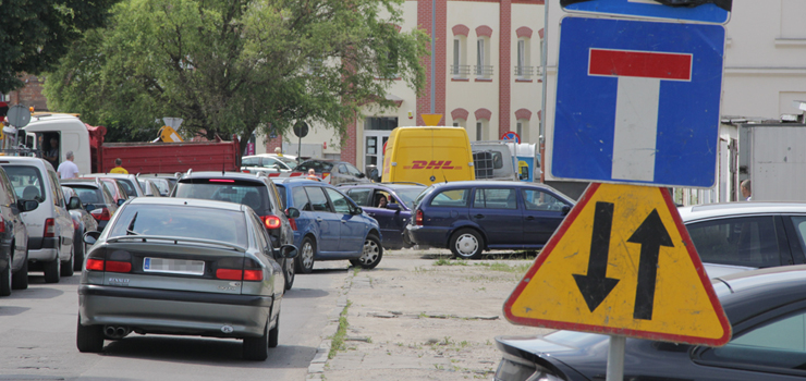 Zamieszania w rejonie ul. Powstańców Warszawskich ciąg dalszy. Kierowcy nie patrzą na nowe oznakowanie