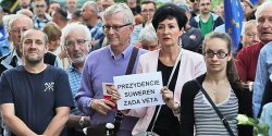 Grupa elblan wci protestuje. „Walczymy o wolne sdy”