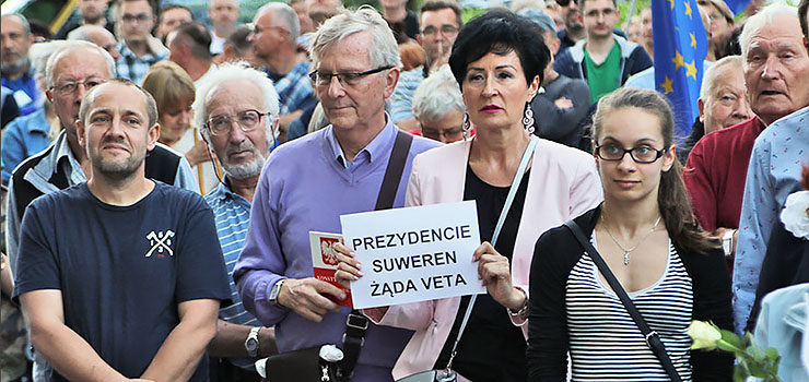 Grupa elblążan wciąż protestuje. „Walczymy o wolne sądy”