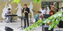 Mimo deszczu w Ba�antarni zabrzmia�a muzyka. "Takich koncert�w nie wolno opuszcza�"