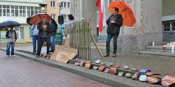 Grupa elblan ponownie zebraa si pod Sdem.Tym razem uzbrojona w kamienie i pot