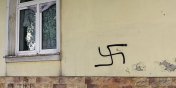 Swastyka namalowana na budynku. "Naprawdę nikogo to nie razi?"