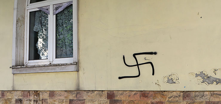 Swastyka namalowana na budynku. "Naprawd nikogo to nie razi?"
