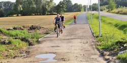 Dobiega koca budowa nowej cieki rowerowej wzdu Fromborskiej. Stara ju wymaga remontu