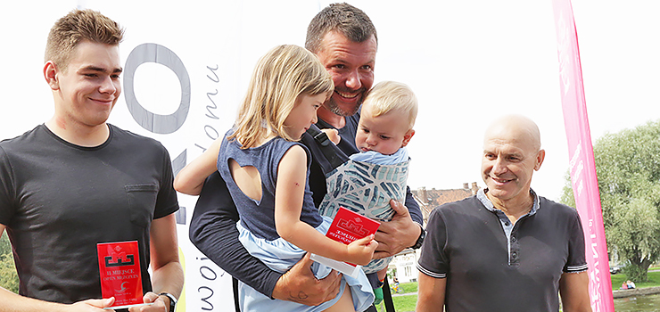 Najtwardsi pływali między mostami. Zobacz zdjęcia z zawodów Enduroman w rzece Elbląg